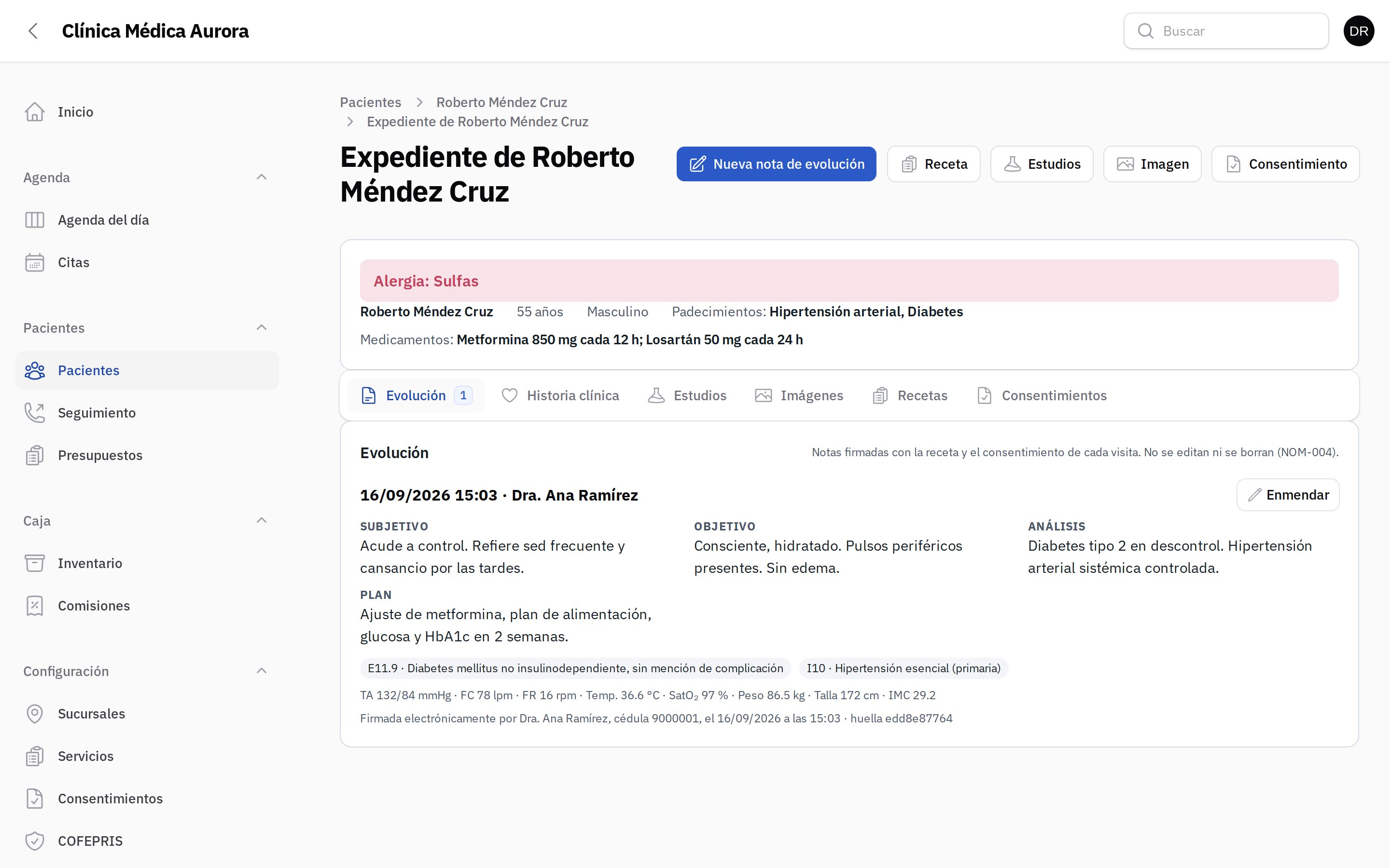 Expediente de un paciente con su nota de evolución firmada, diagnósticos CIE-10 y signos vitales.